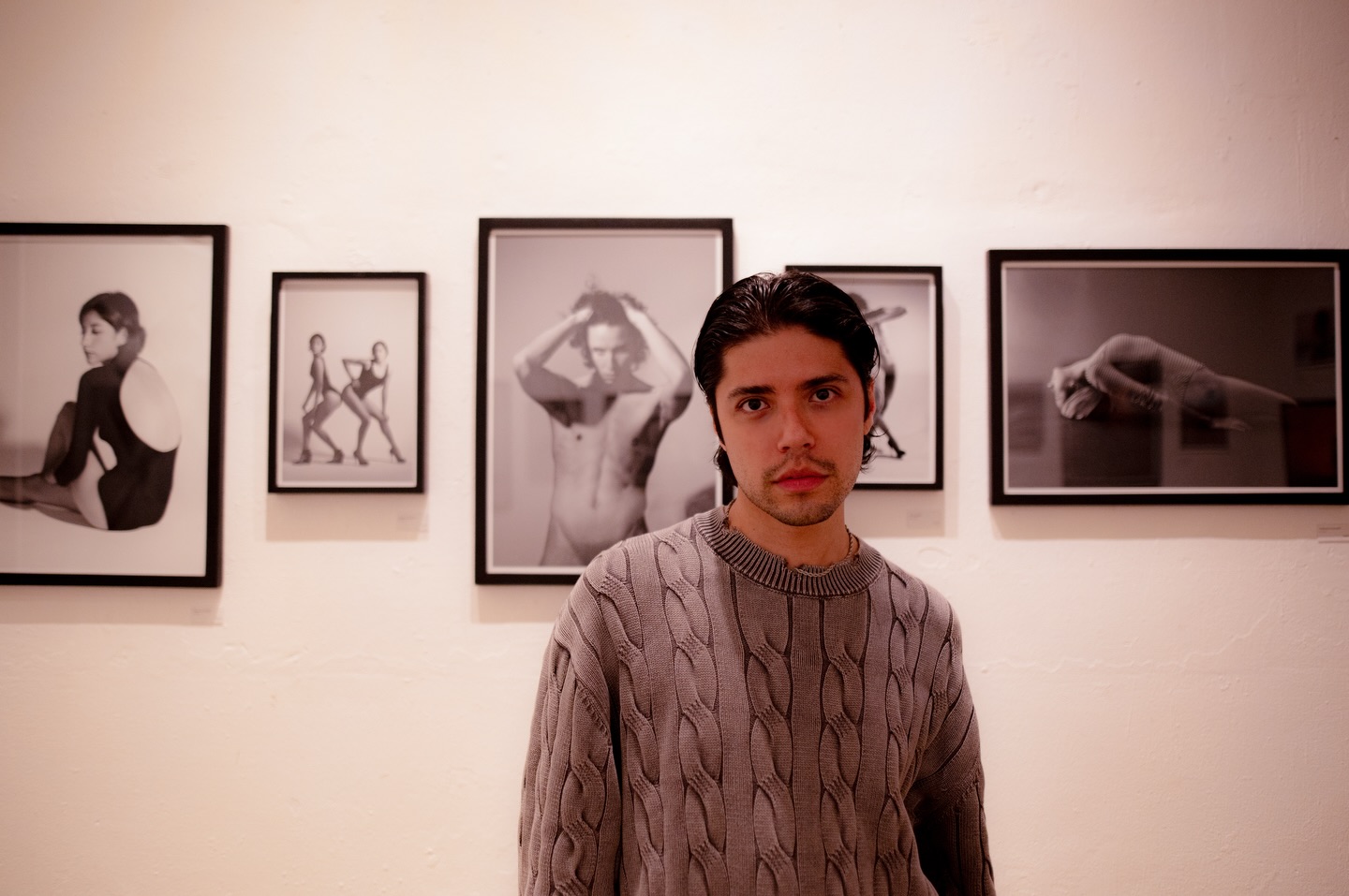 Samuel Bonds frente a sus obras en una exposición